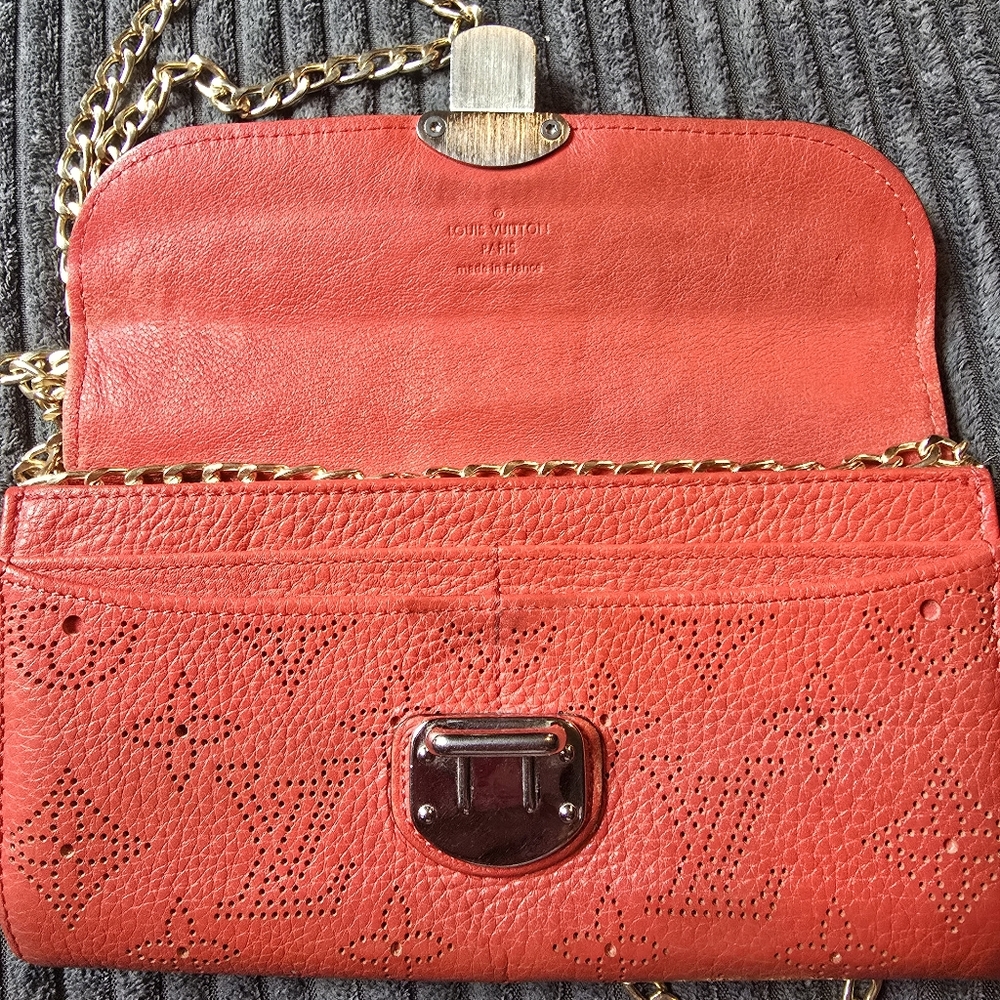 Louis Vuitton Mahina Amelia Wallet with an added chain - Picture 3 of 8